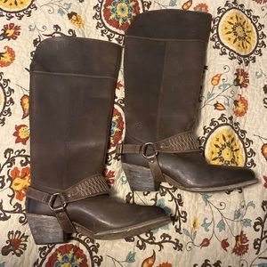 Ariat woman’s leather boots with buckle and whip stitch detail size 9B.